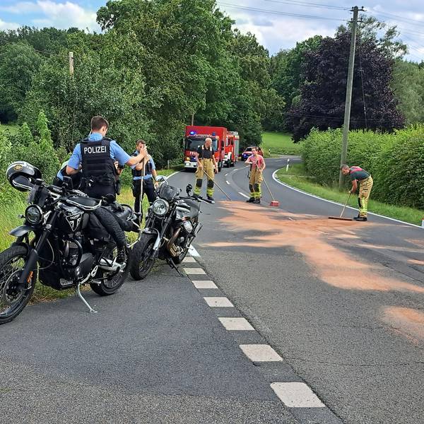 Polizisten an einem Unfallort.