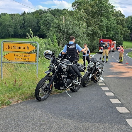 Polizisten an einem Unfallort.