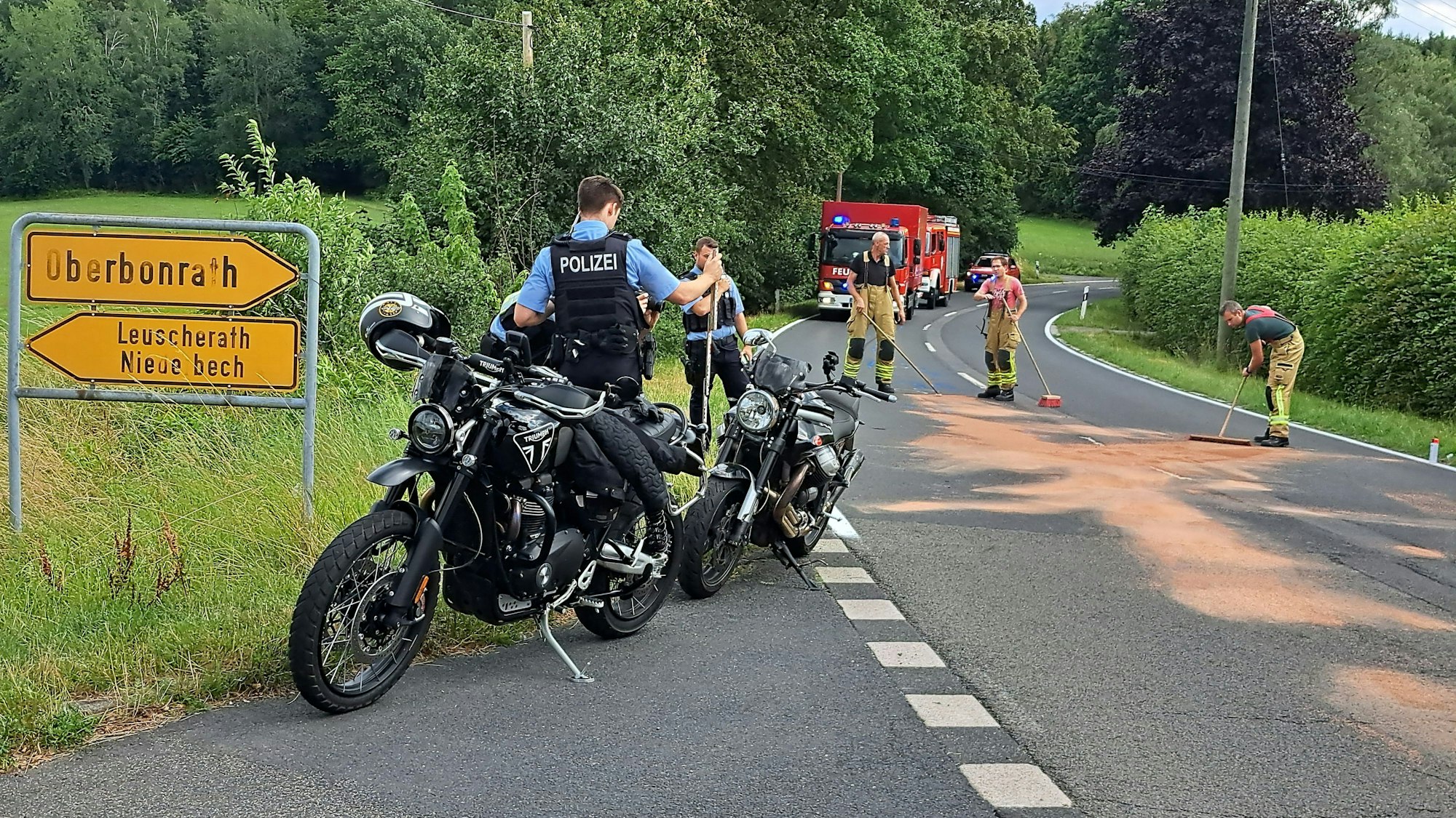 Polizisten an einem Unfallort.
