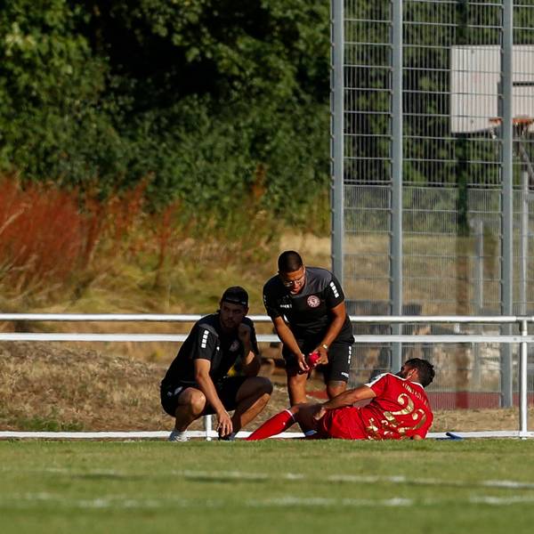 Testspiel, Fortuna Koeln - MSV Duisburg, 14.07.2023 Serkan GOECER Fortuna Koeln, 22 muss verletzt ausgewechselt werden, Testspiel, Fortuna Koeln - MSV Duisburg, am 14.07.2023, Schlossparkstadion, Bruehl DFL regulations prohibit any use of photographs as image sequences and/or quasi-video *** Test match, Fortuna Koeln MSV Duisburg, 14 07 2023 Serkan GOECER Fortuna Koeln, 22 has to be substituted injured, Test match, Fortuna Koeln MSV Duisburg, on 14 07 2023, Schlossparkstadion, Bruehl DFL regulations prohibit any use of photographs as image sequences and or quasi video Copyright: xBEAUTIFULxSPORTS/Meuselx