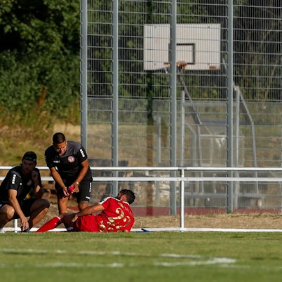 Testspiel, Fortuna Koeln - MSV Duisburg, 14.07.2023 Serkan GOECER Fortuna Koeln, 22 muss verletzt ausgewechselt werden, Testspiel, Fortuna Koeln - MSV Duisburg, am 14.07.2023, Schlossparkstadion, Bruehl DFL regulations prohibit any use of photographs as image sequences and/or quasi-video *** Test match, Fortuna Koeln MSV Duisburg, 14 07 2023 Serkan GOECER Fortuna Koeln, 22 has to be substituted injured, Test match, Fortuna Koeln MSV Duisburg, on 14 07 2023, Schlossparkstadion, Bruehl DFL regulations prohibit any use of photographs as image sequences and or quasi video Copyright: xBEAUTIFULxSPORTS/Meuselx