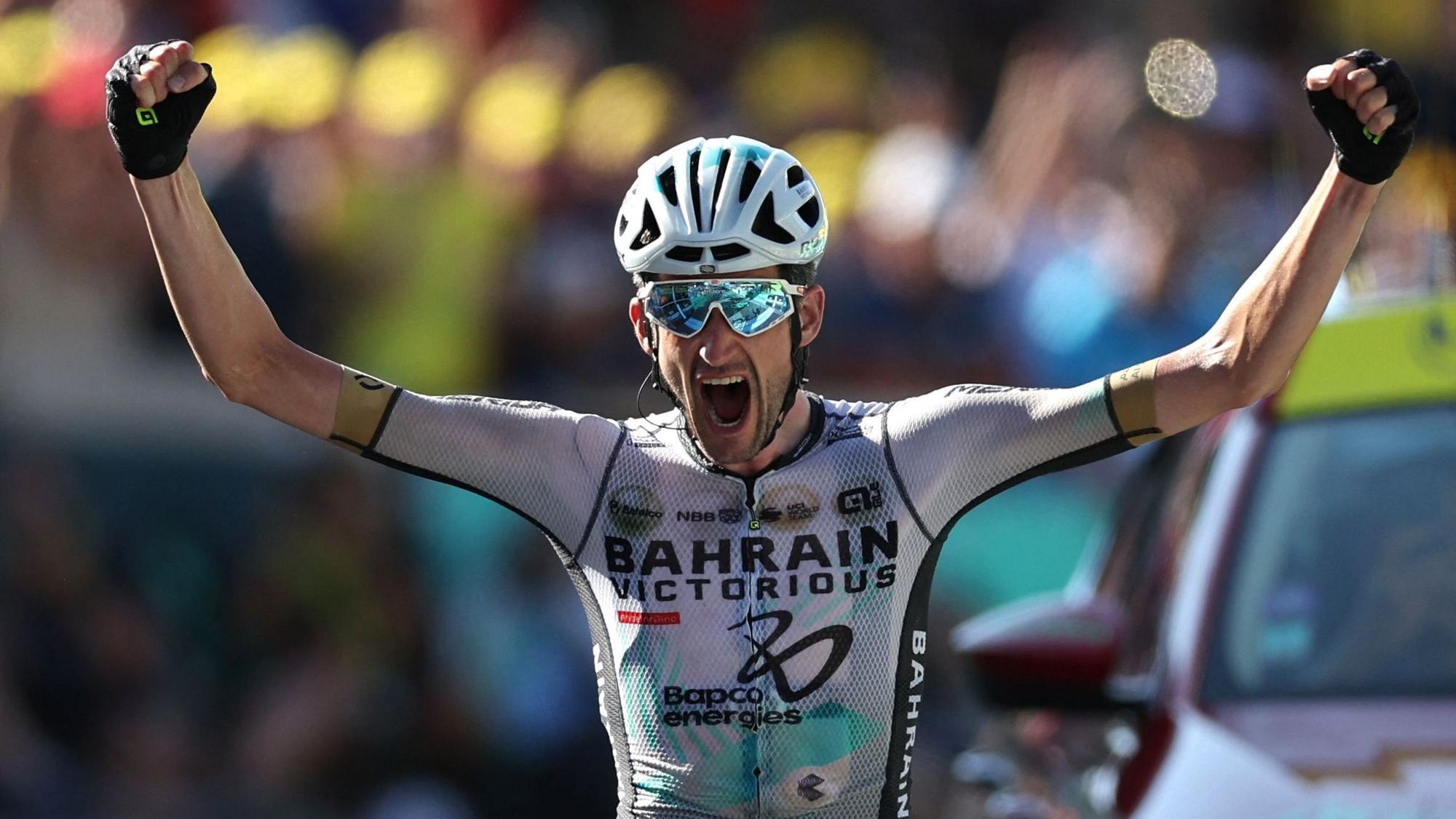 Wout Poels fährt über die Ziellinie am Saint-Gervais Mont-Blanc.