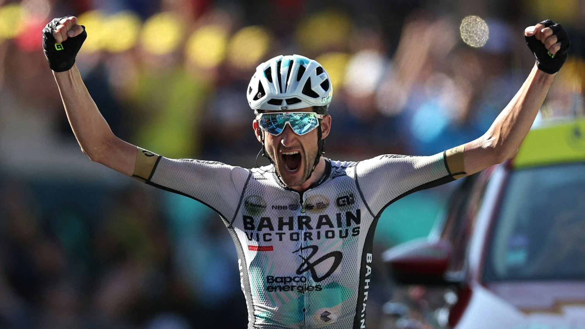 Wout Poels fährt über die Ziellinie am Saint-Gervais Mont-Blanc.