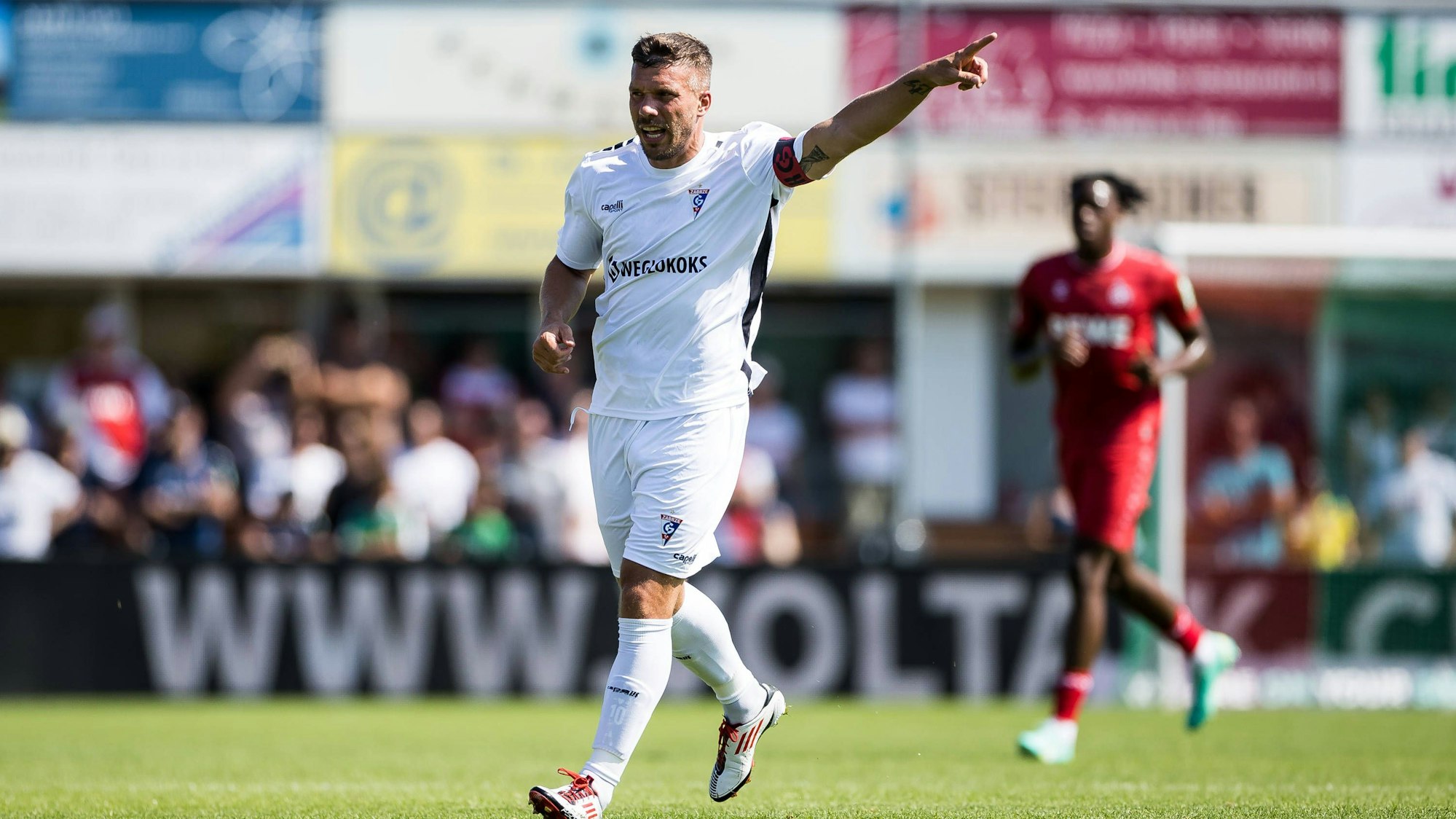 Wiedersehen mit einem Leistungsträger vergangener Tage: Beim Gegner des 1, FC Köln, Gornik Zabrze, trug Lukas Podolski die Kapitänsbinde.