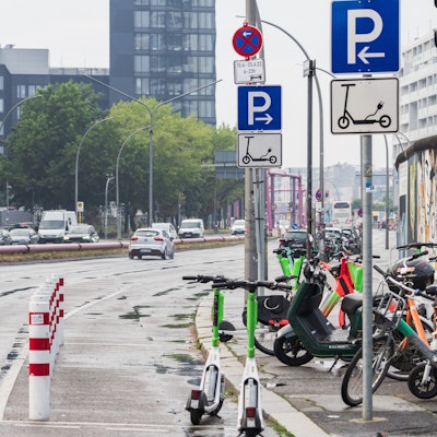 Ein Fahrradfahrer von hinten auf einer Straße.