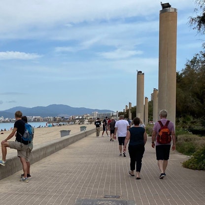 Personen gehen am Strand von Palma spazieren. (Symbolbild)
