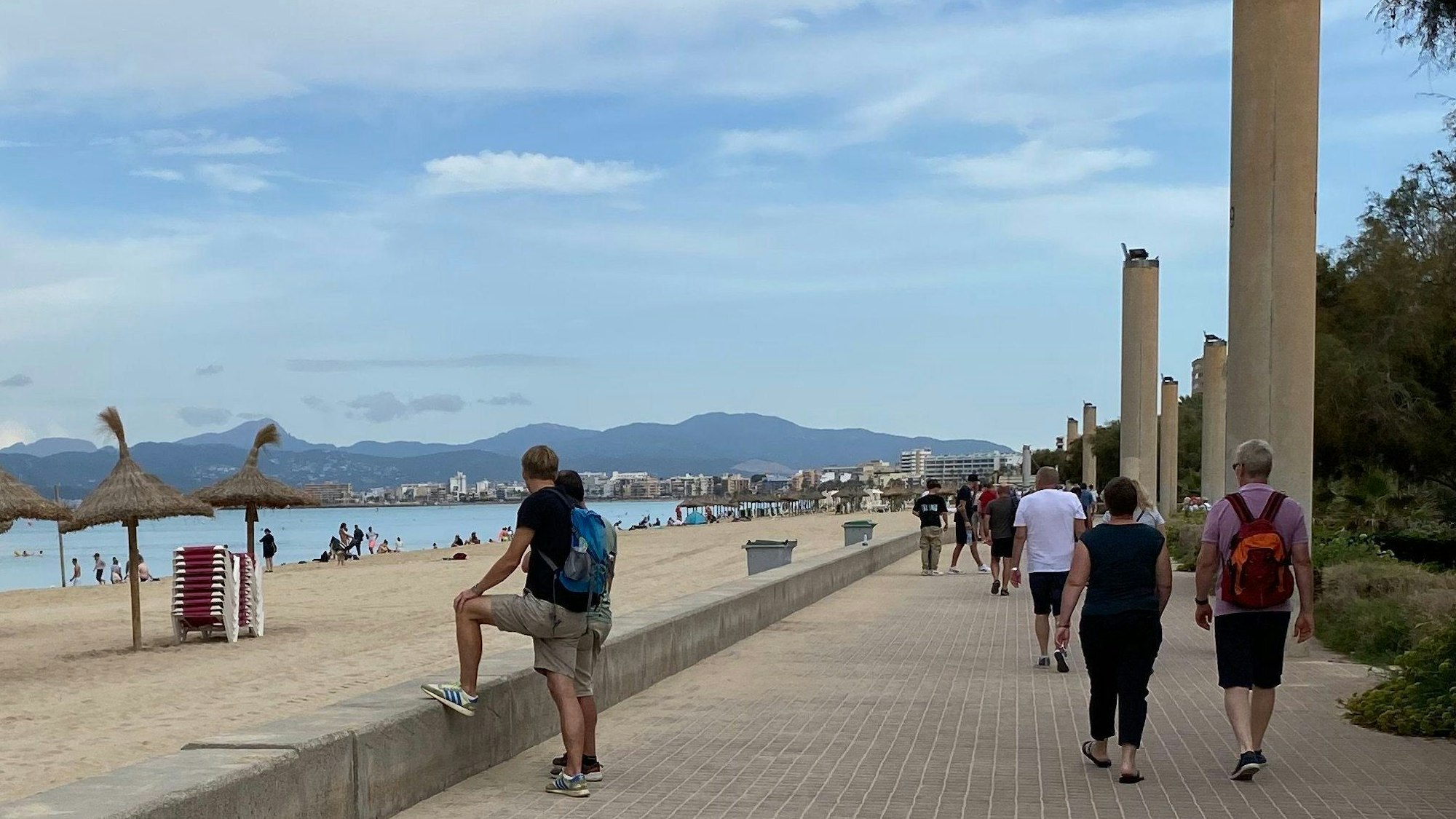 Personen gehen am Strand von Palma spazieren. (Symbolbild)