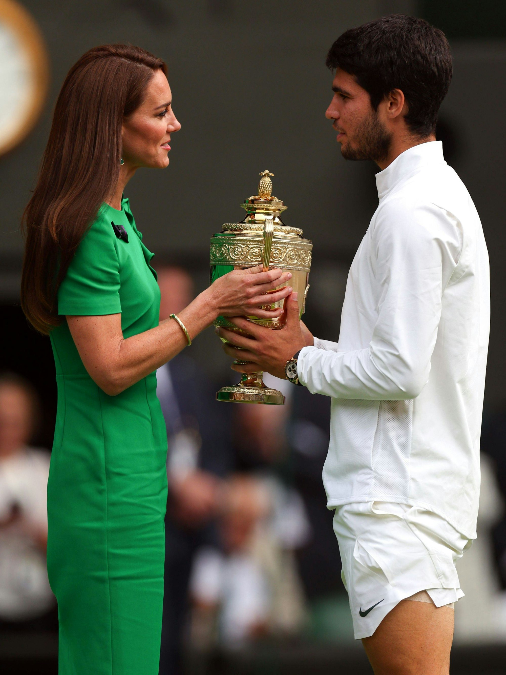 Prinzessin Kate überreicht Carlos Alcaraz den Wimbledon-Pokal.
