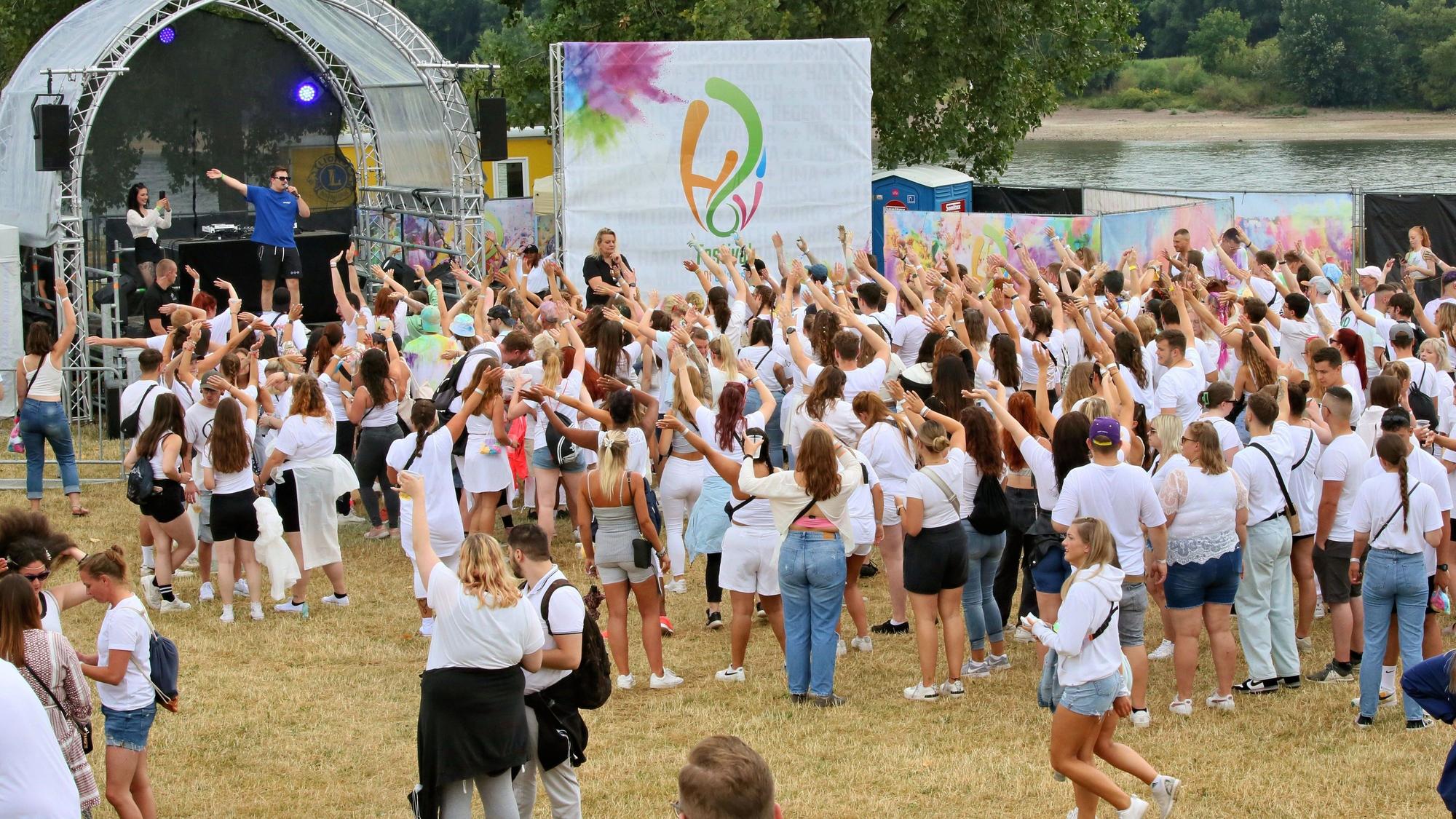 Menschen in weißen Shirts vor der Bühne.
