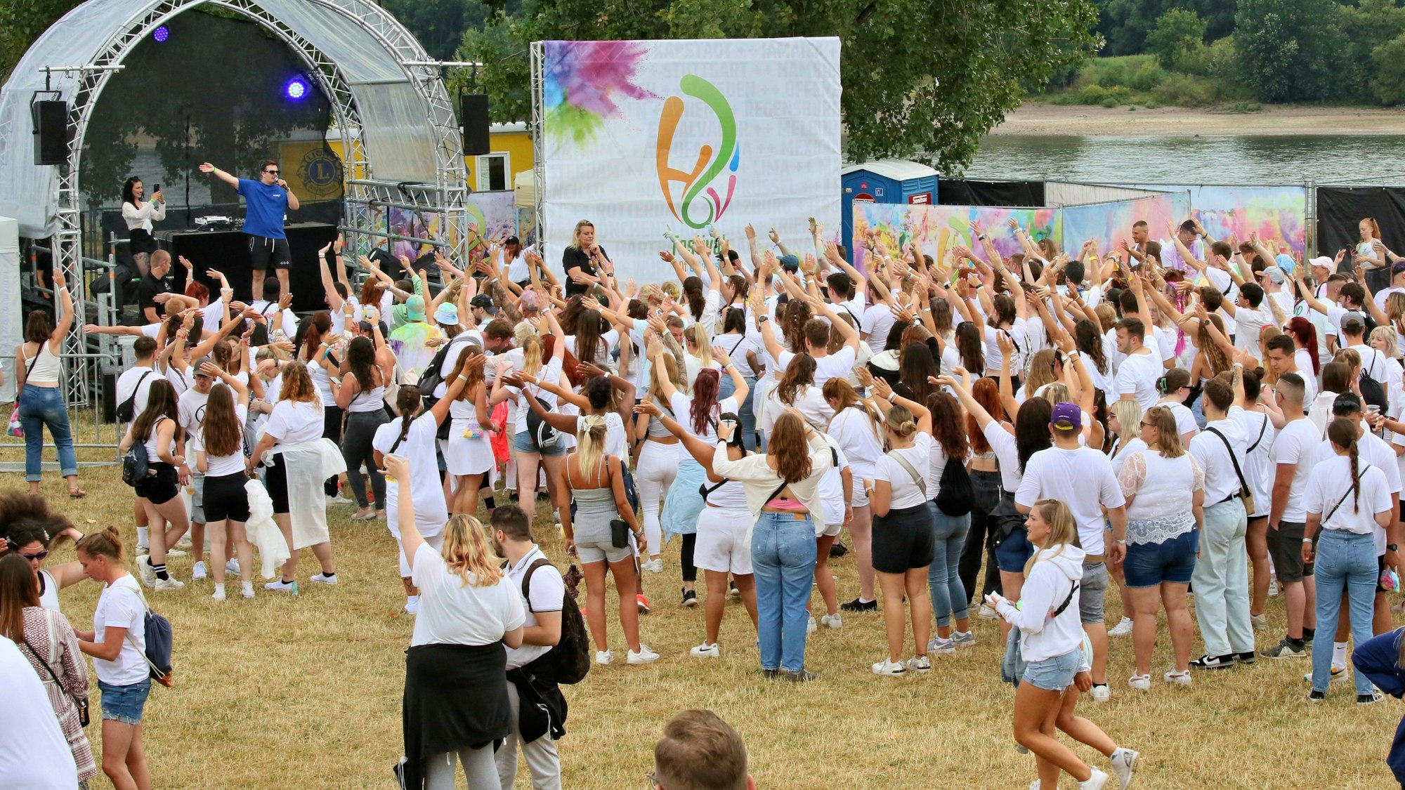 Menschen in weißen Shirts vor der Bühne.