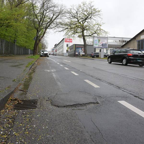 Das Foto zeigt die Fahrbahn der Paffrather Straße.