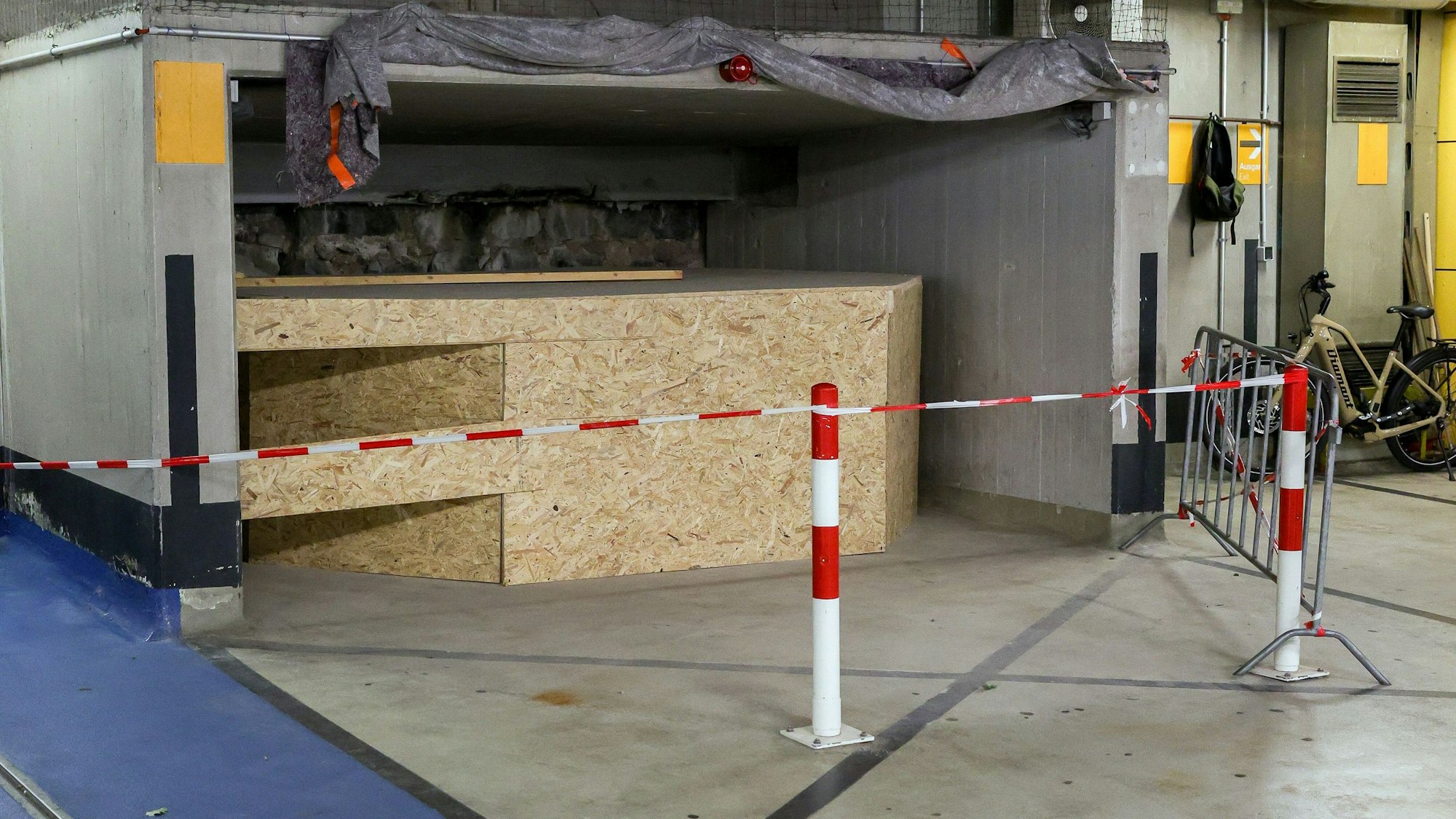 Lieblose Absperrung mitten in der Kölner City