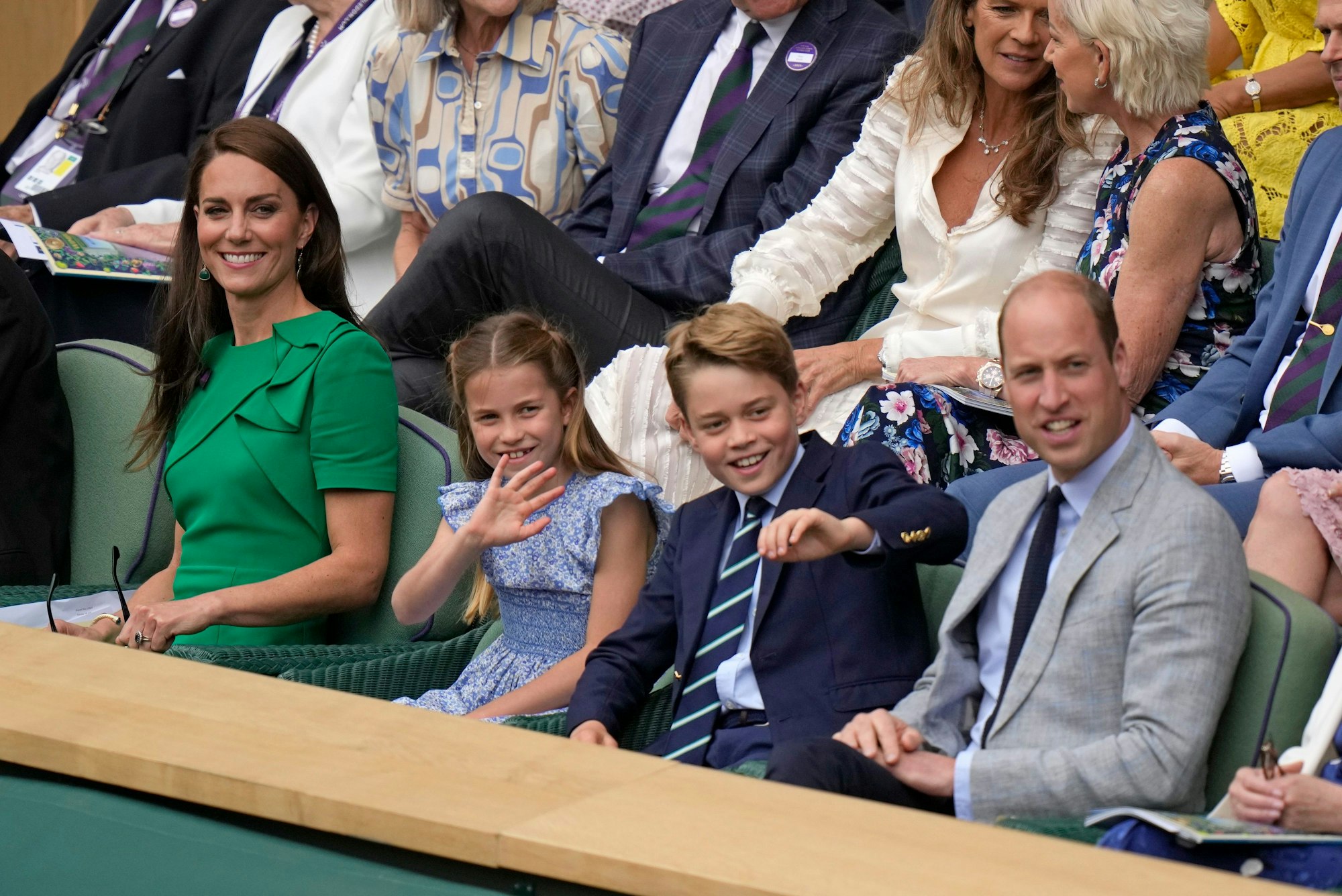 Prinzessin Kate, Prinzessin Charlotte, Prinz George und Prinz William sitzen in der Royal Box auf dem Centre Court vor dem Finale der Herren.