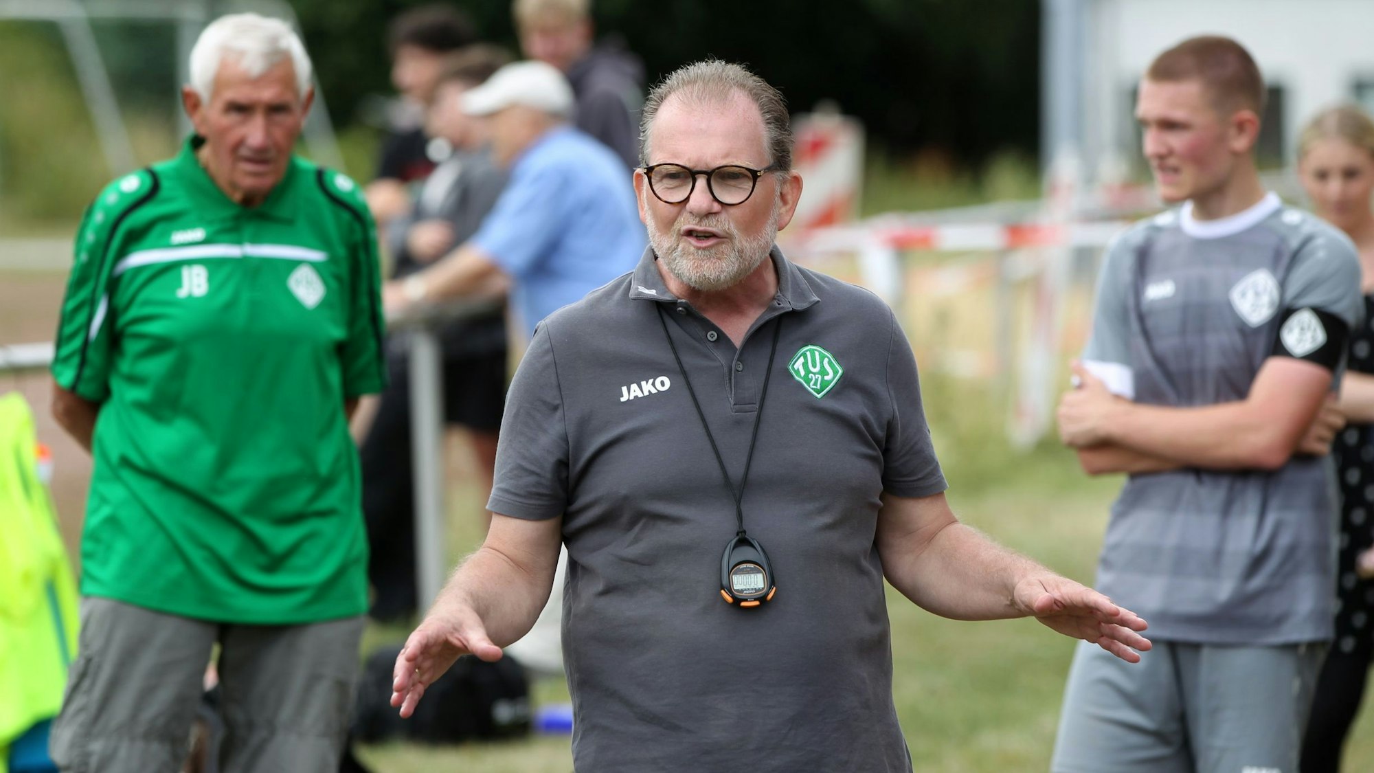 Vernichs Trainer Georg Wall, mit Stoppuhr um den Hals, gestikuliert ausladend.