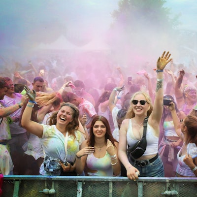 Frauen in einer Farbwolke