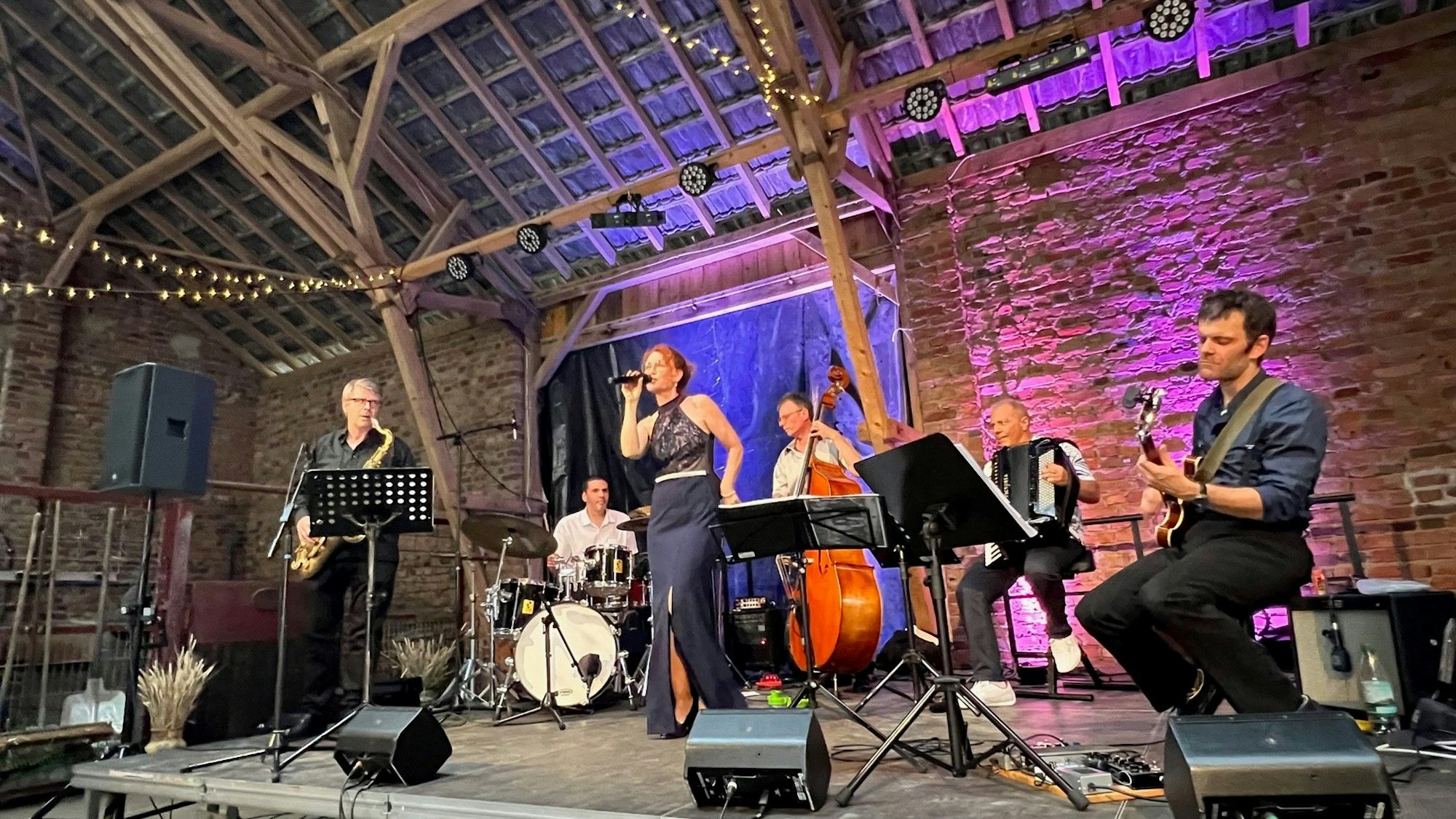 "Die Schoenen" mit Stargast Jörg Kaufmann (Saxophon) auf der Scheunenbühne auf dem Bauernhof Meuthen, Leichlingen-Oberschmitte
