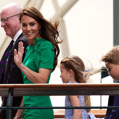 Prinzessin Kate, Prinz George und Prinzessin Charlotte werden vom AELTC-Vorsitzenden Ian Hewitt über die Spielerbrücke begleitet.