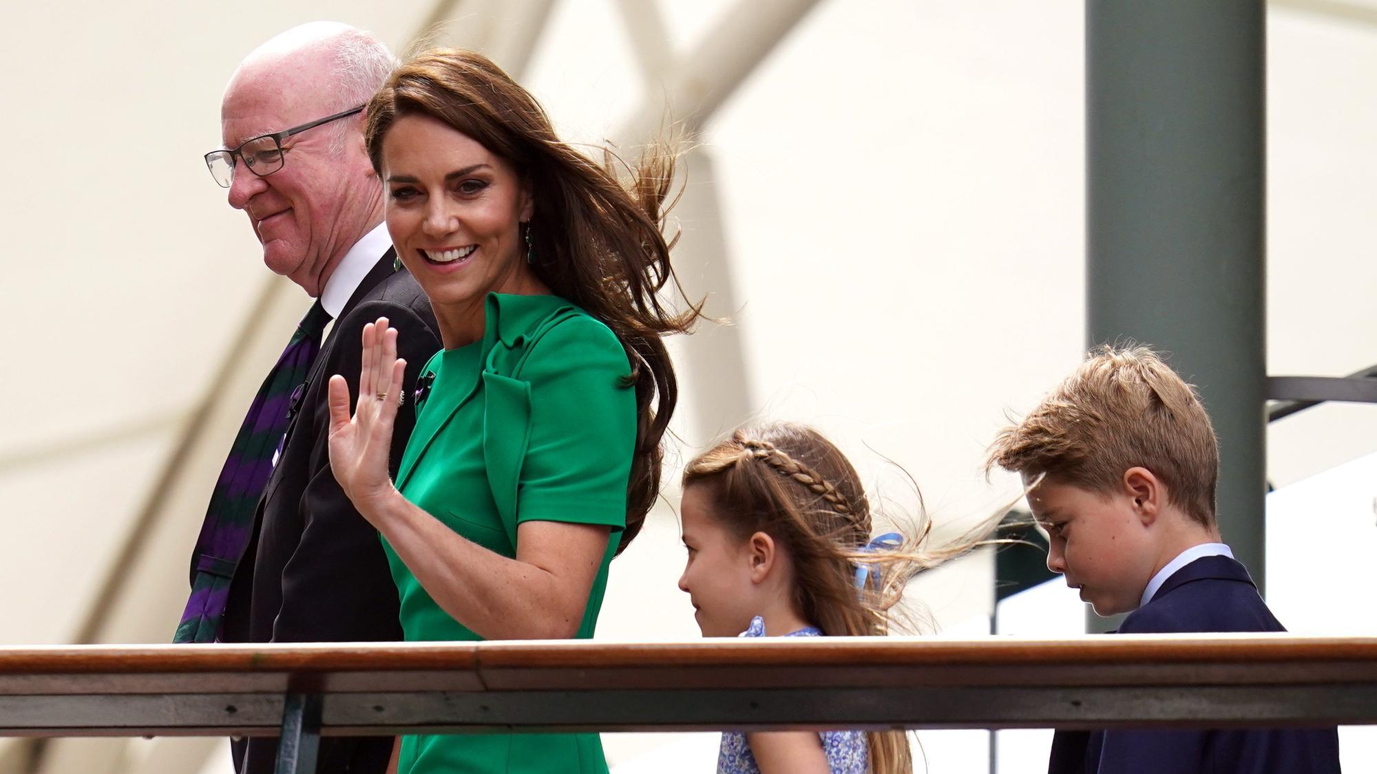 Prinzessin Kate winkt neben Charlotte und George.