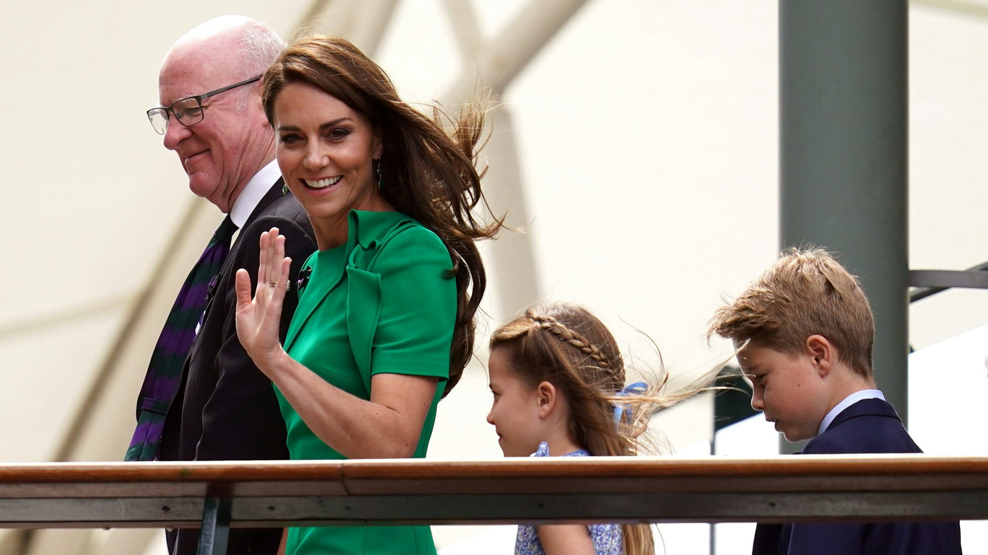 Prinzessin Kate winkt neben Charlotte und George.