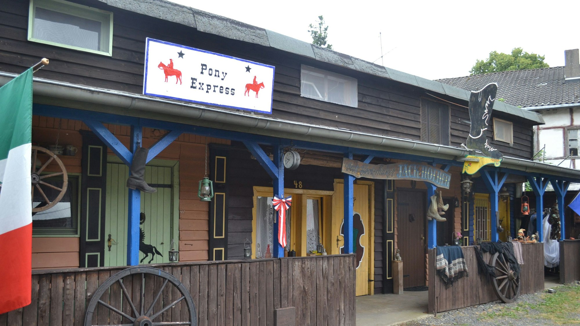 Ein Gebäude mit der Aufschrift „Pony Express“.