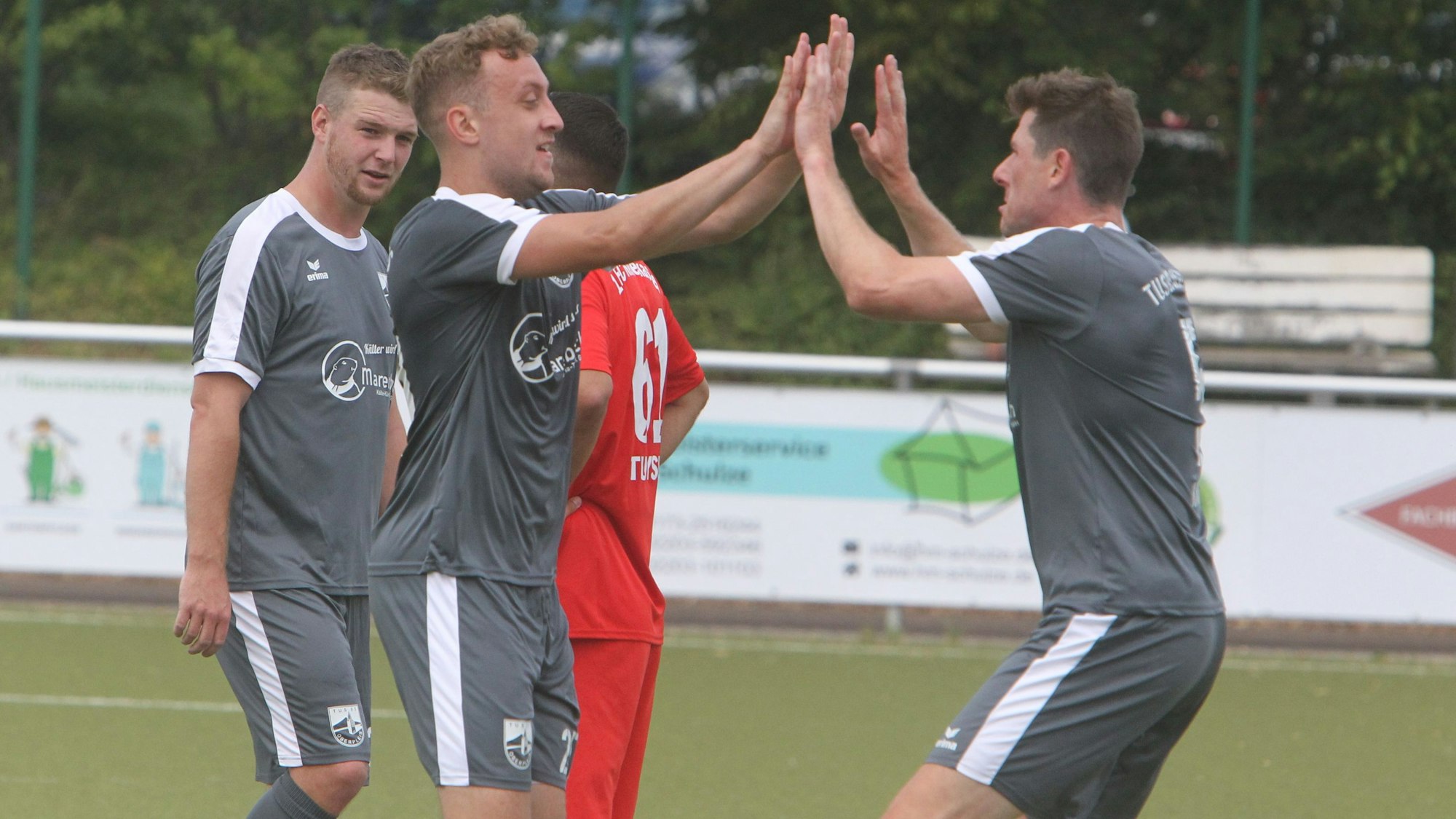 Linus Zakrzewski (links) vom TuS Oberpleis