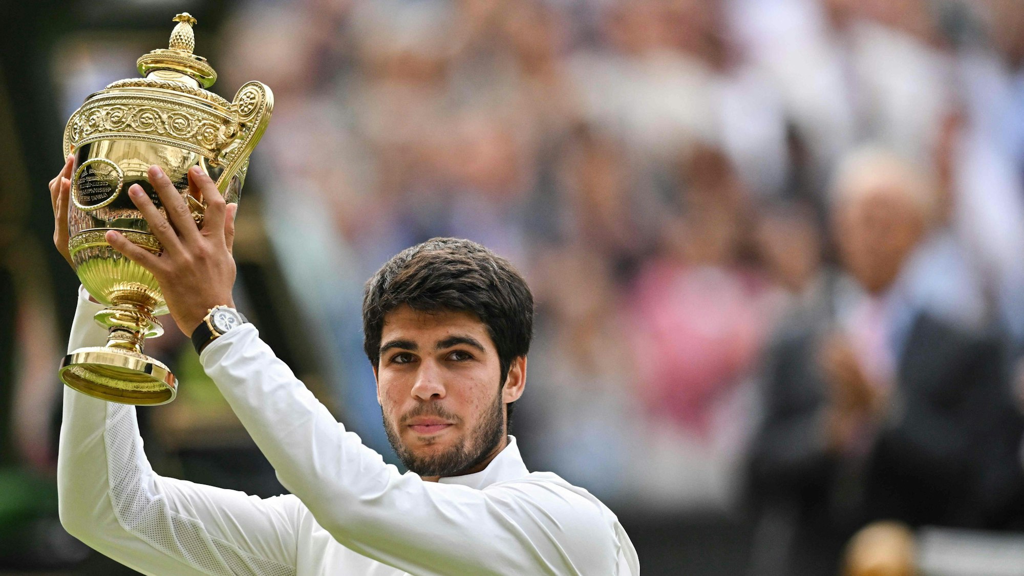 Carlos Alcaraz mit der Wimbledon-Throphäe