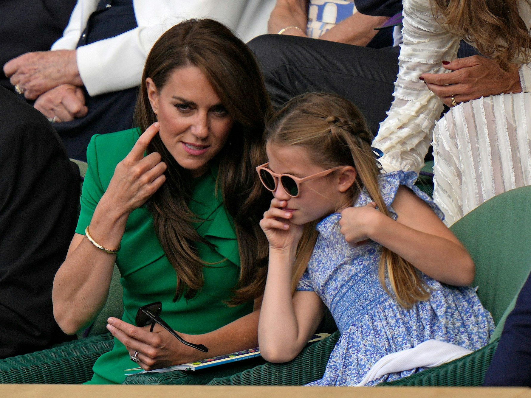 Mama Kate, Prinzessin von Wales, unterhält sich mit ihrer Tochter, Prinzessin Charlotte.