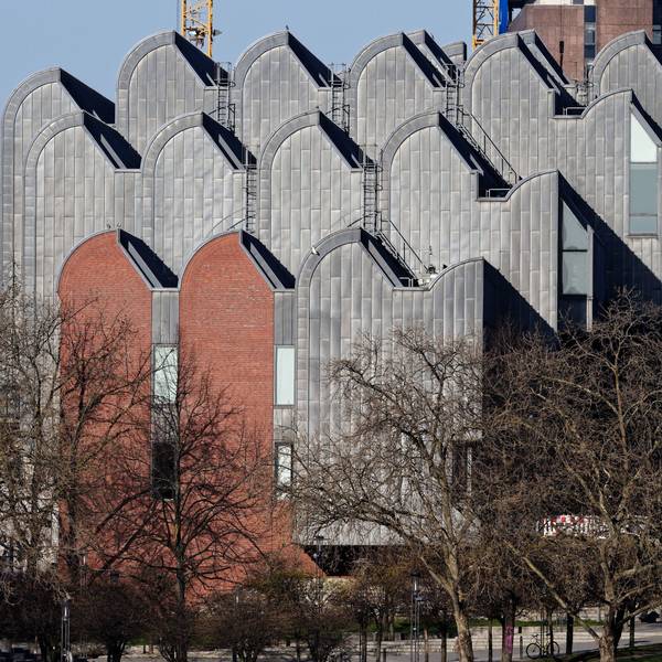 Das Museum Ludwig steht am Kölner Rheinufer.