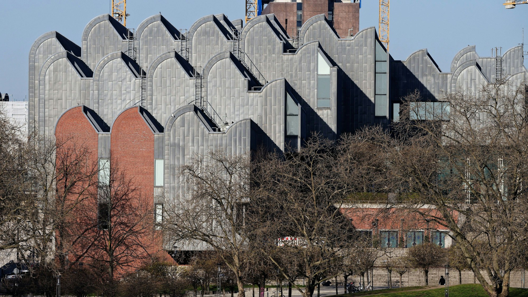 Das Museum Ludwig mit seiner Sägezahn-Silhouette vom rechten Rheinufer aus gesehen.