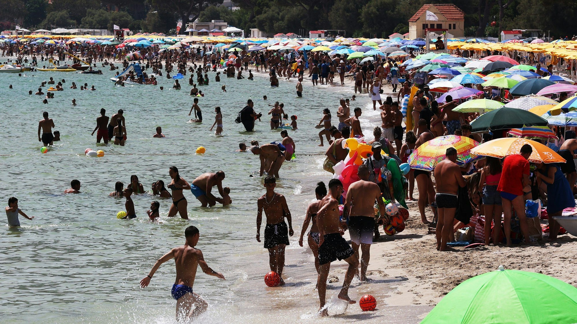 16.07.2023, Italien, Palermo: Zahlreiche Menschen sind am Strand von Mondello zu sehen.