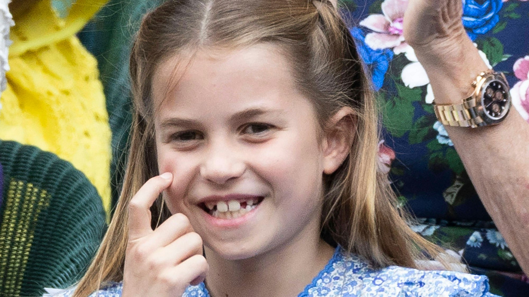 Prinzessin Charlotte lächelt beim Herrenfinale in Wimbledon.