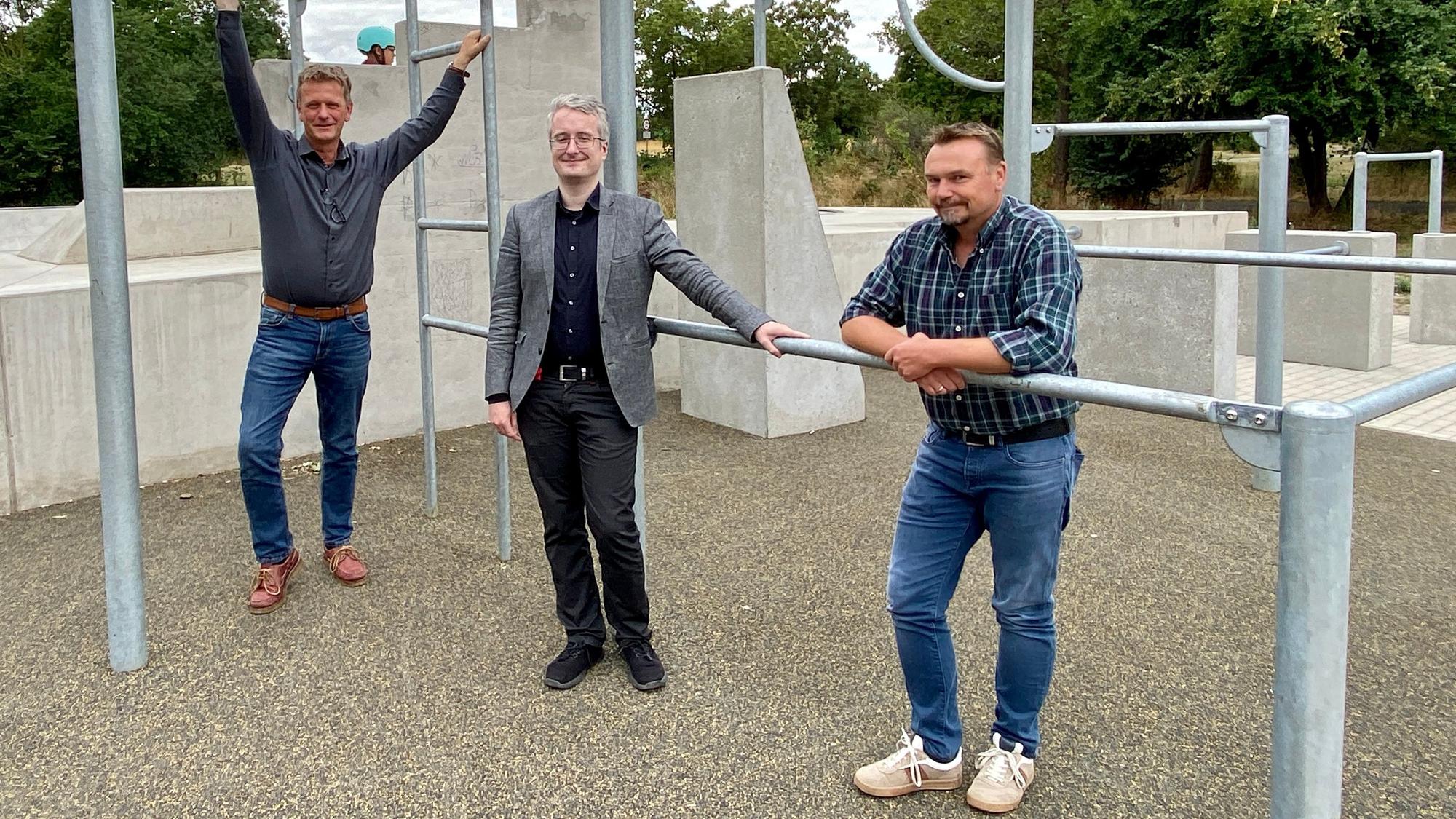 Auf dem Foto sind Markus Kröger, Matthias Neeser und Stephan Roesner vom Jugendbereich der Stadt zu sehen. Sie stehen an den neue Sportgeräten.