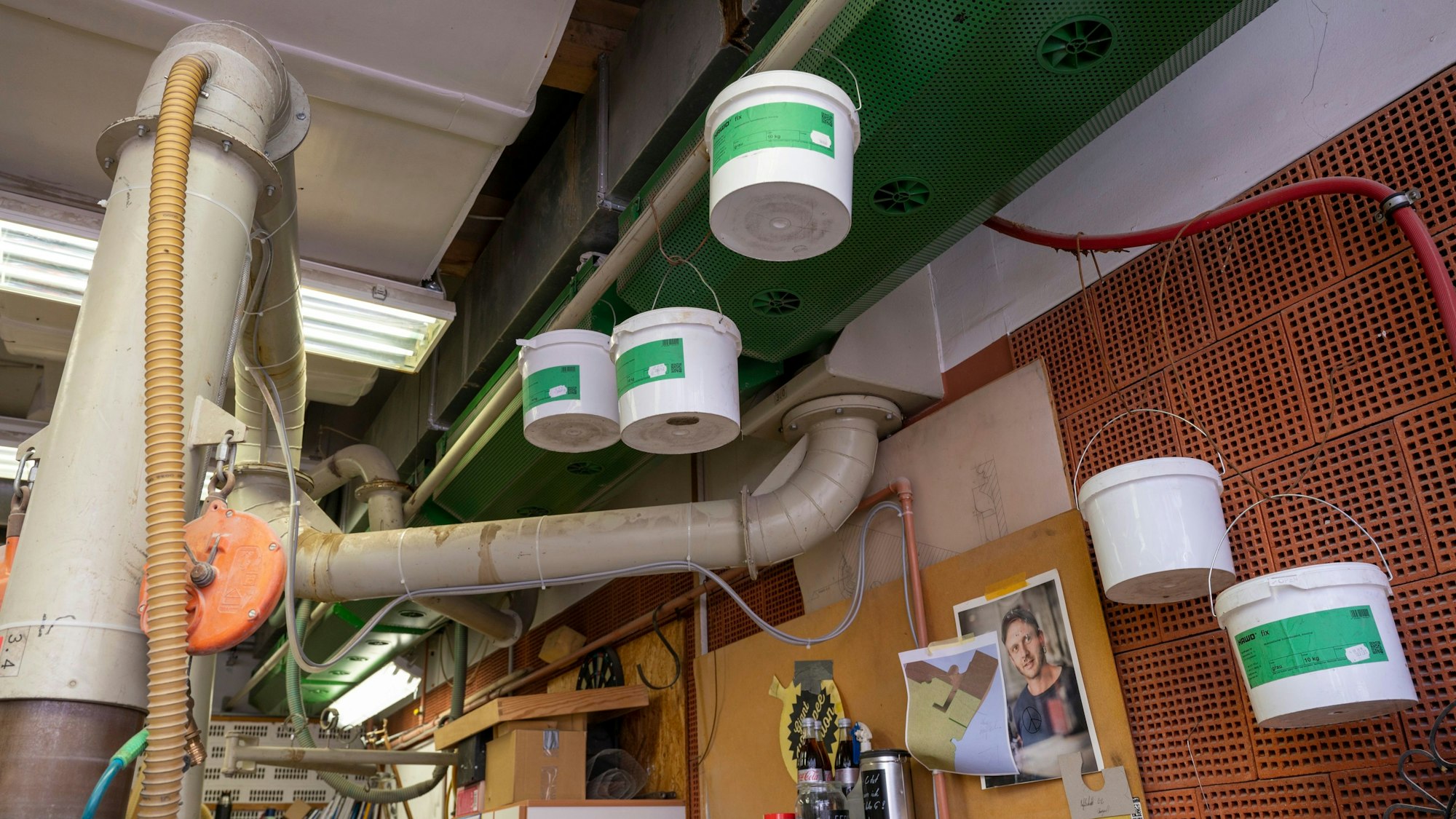 Eimer in der Dombauhütte fangen das tropfende Wasser auf.