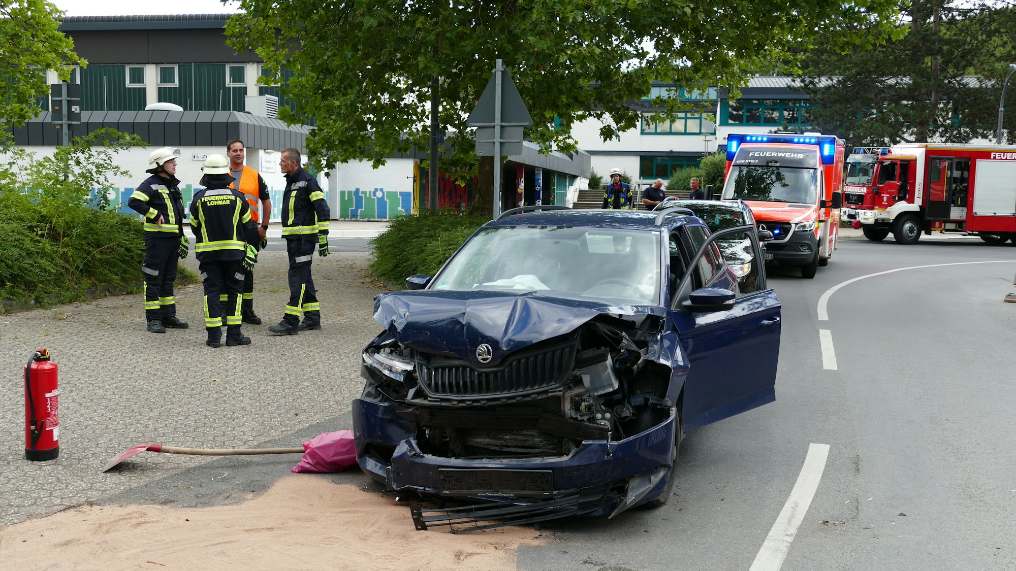 Ein beschädigtes Auto steht auf der Straße.