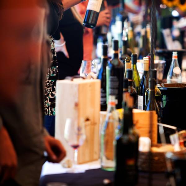 Eine Vielzahl von Weinflaschen auf einem Tisch bei einem Weinfest.
