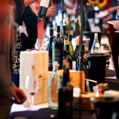 Eine Vielzahl von Weinflaschen auf einem Tisch bei einem Weinfest.