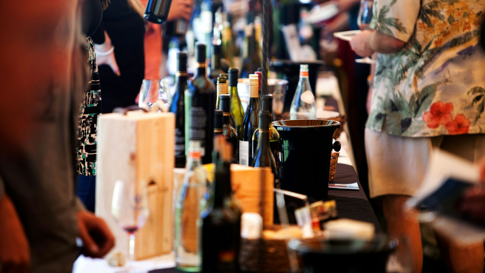 Eine Vielzahl von Weinflaschen auf einem Tisch bei einem Weinfest.