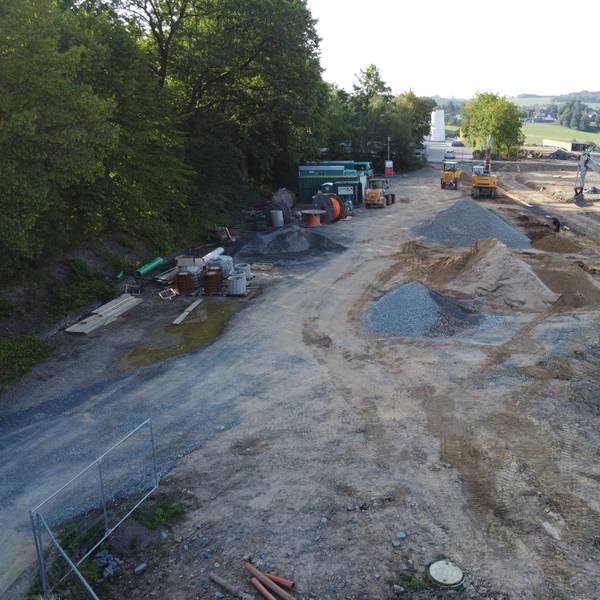 Bagger arbeiten auf dem Neubaugebiet „Am Altenlinder Feld“.