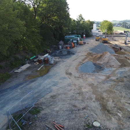 Bagger arbeiten auf dem Neubaugebiet „Am Altenlinder Feld“.