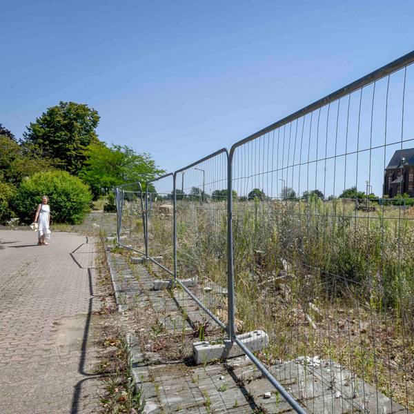 Auf dem Foto ist hinter einem Bauzaun die Kirche von Manheim-alt zu sehen.