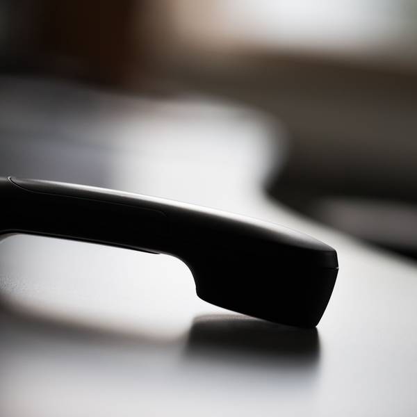 Ein abgelegter Telefonhörer.