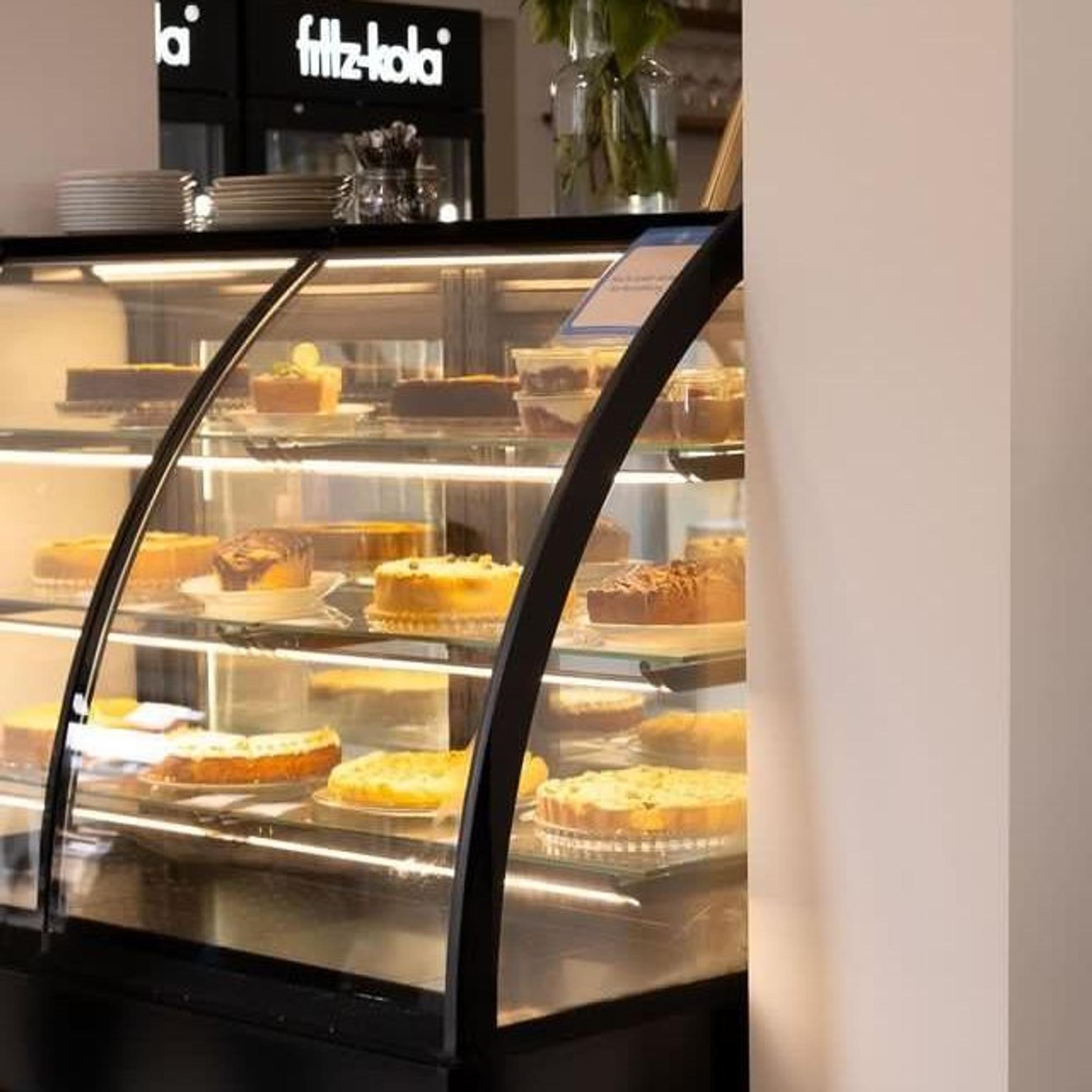 Eine Vitrine mit Kuchen.