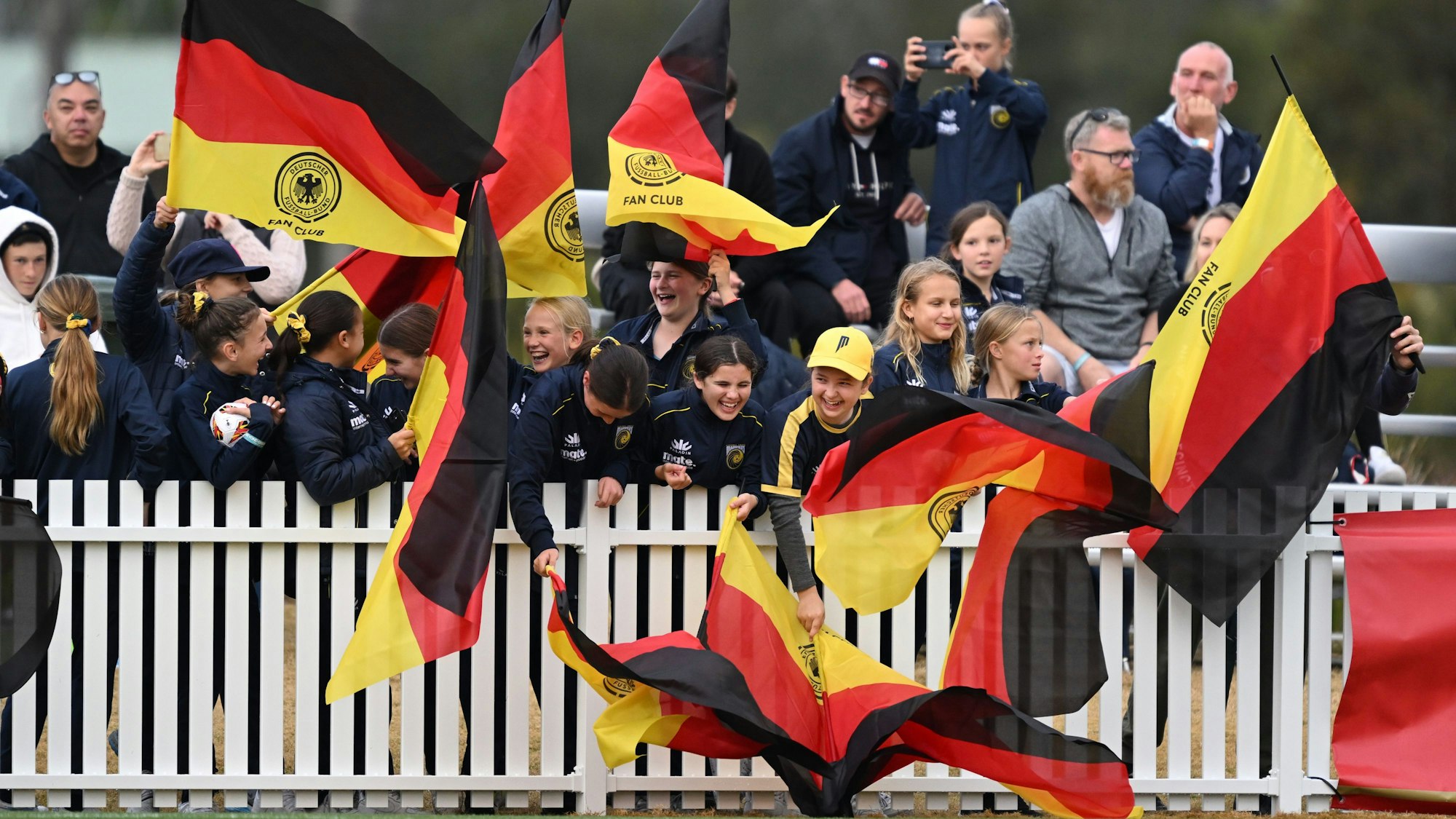 Lokale Fans schwenken deutsche Fahnen während einer Trainingseinheit der deutschen Mannschaft während einer offenen Trainingseinheit im Central Coast Regional Sporting & Recreation Centre in Tuggerah.