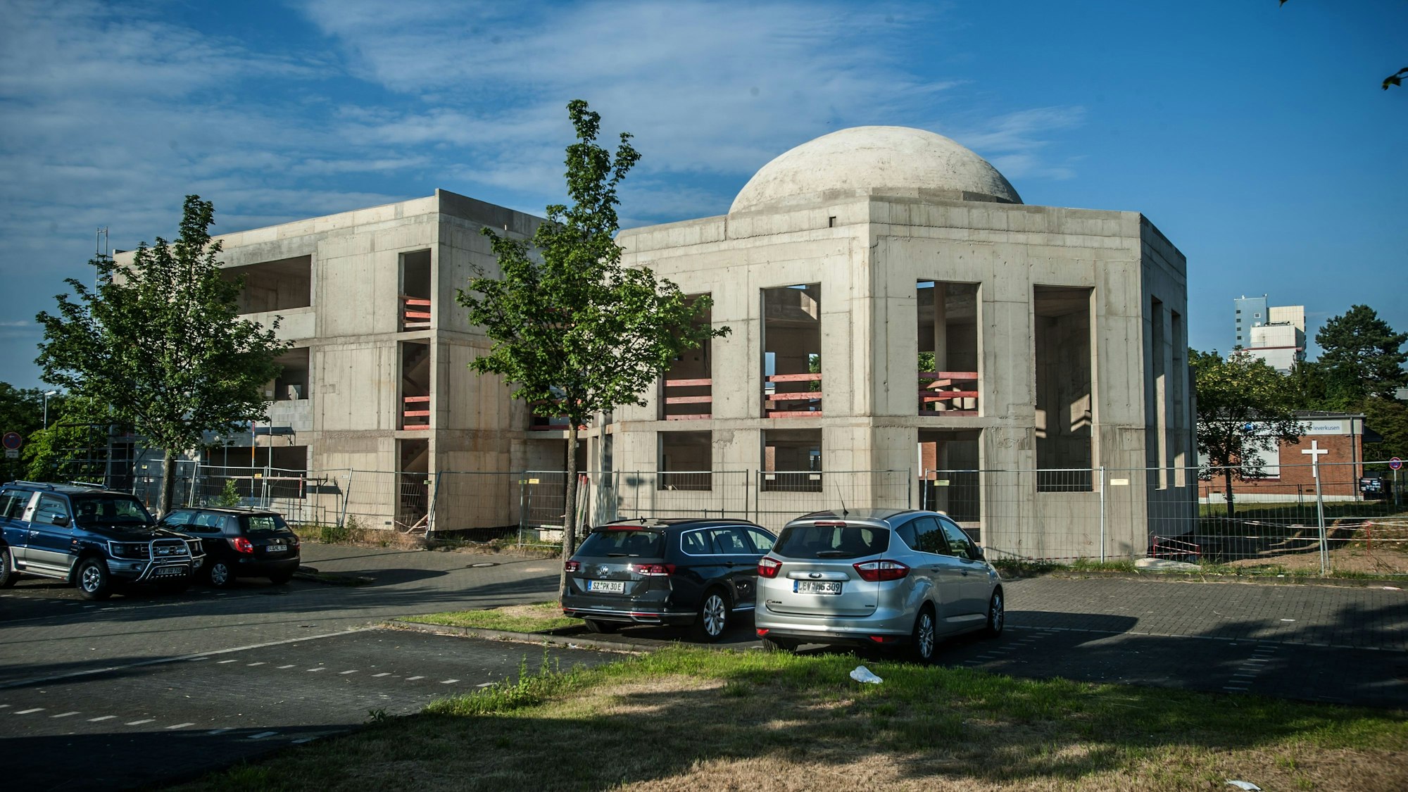Moschee-Rohbau des Vereins Maghariba neben dem P&R-Platz am Bahnhof Manfort.