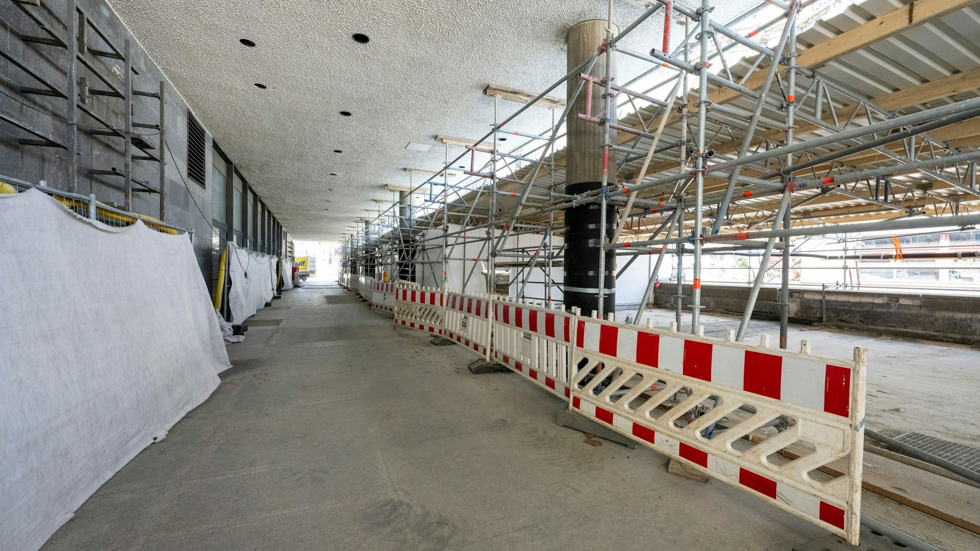 Das Bild zeigt den gesperrten Durchgang zwischen Dom und Römisch-Germanischen Museum.