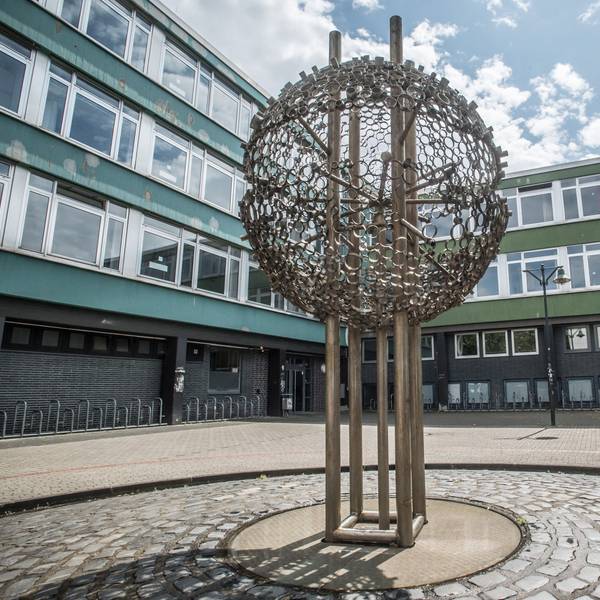 Der Kugelbrunnen an der Peter-neuenhäuser-Straße, Opladen, am Landrat-Lucas-Gymnasium.