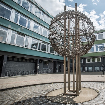 Der Kugelbrunnen an der Peter-neuenhäuser-Straße, Opladen, am Landrat-Lucas-Gymnasium.