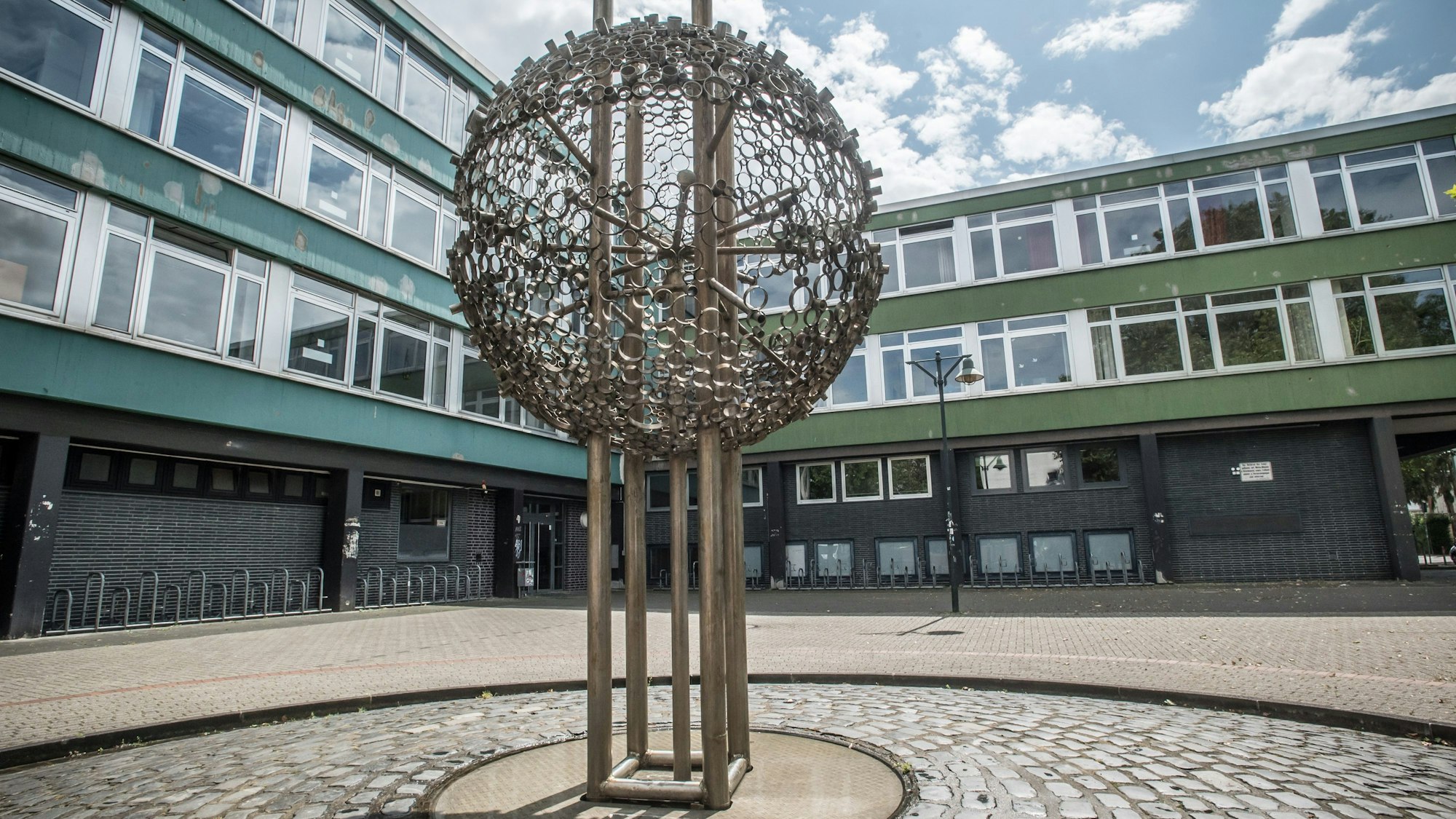 Der Kugelbrunnen an der Peter-neuenhäuser-Straße, Opladen, am Landrat-Lucas-Gymnasium.
