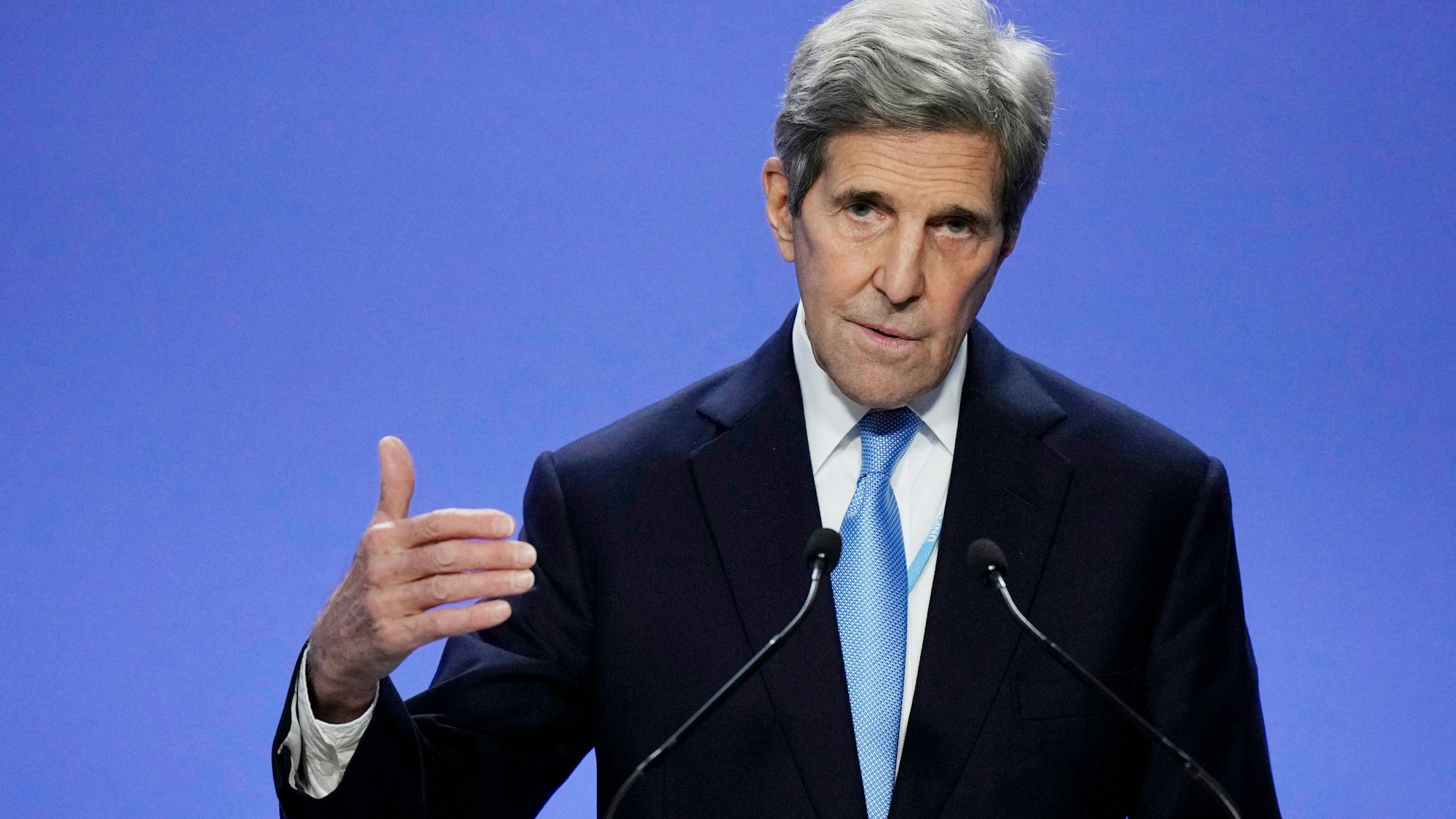 John Kerry, Sondergesandter des US-Präsidenten für Klimafragen, spricht nach einer Pressekonferenz mit dem chinesischen Sondergesandten für Klimawandel Xie Zhenhua auf dem UN-Klimagipfel COP26 in Glasgow, Schottland, am 10. November 2021.