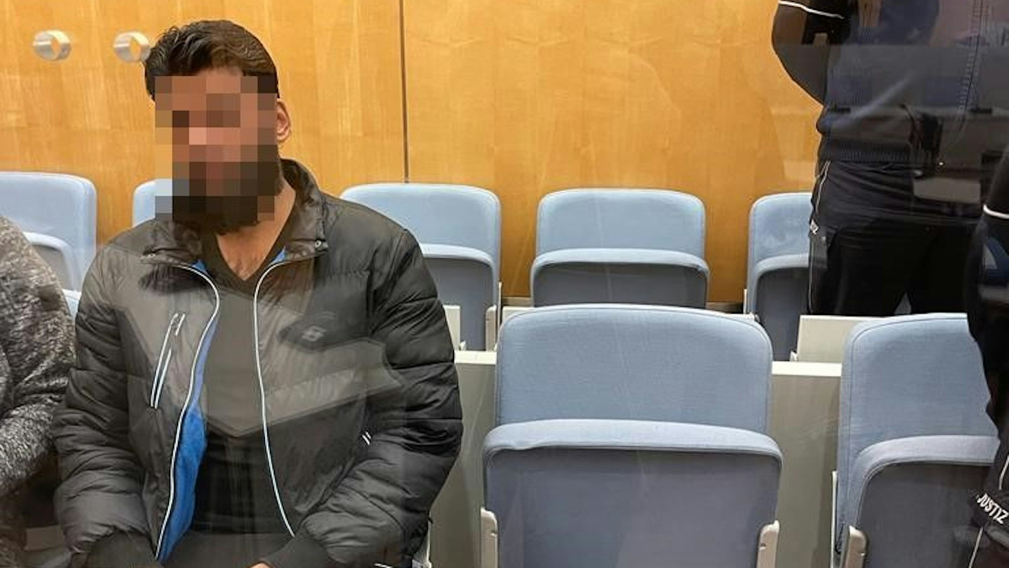 Abu Ali, Schleuser aus Wuppertal, bei einem Prozess am OLG Düsseldorf, bitte immer pixeln